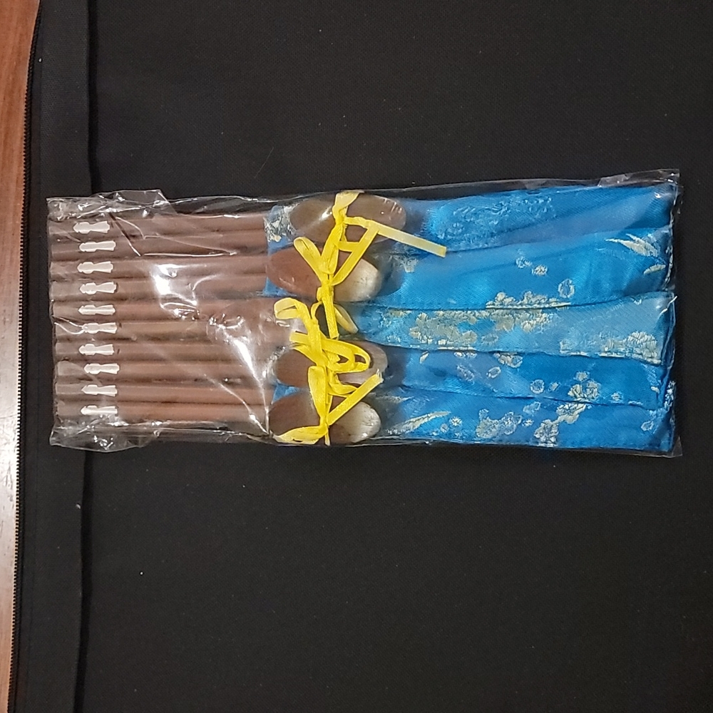 5 pairs of chopsticks with stands